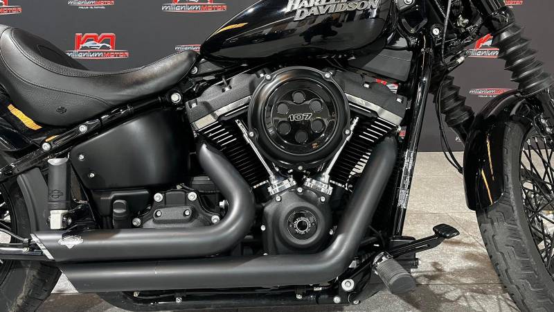 Moto d'occasion - Harley-davidson softail street bob black