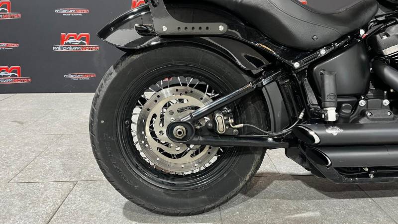 Moto d'occasion - Harley-davidson softail street bob black