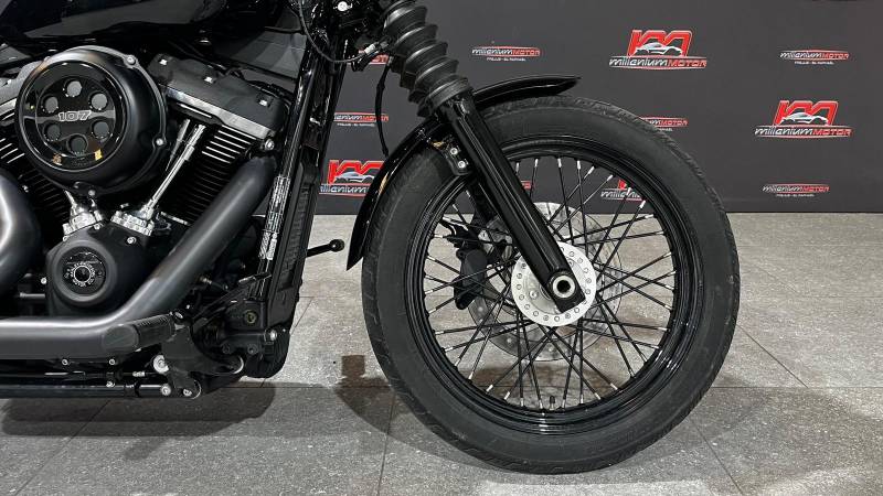 Moto d'occasion - Harley-davidson softail street bob black