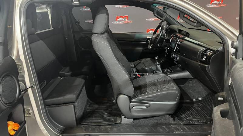 Véhicule d'occasion - TOYOTA HILUX 2.4L D-4D 4x4 - 150CH - XTRA PICK UP DOUBLE CABINE -Garantie 6 mois