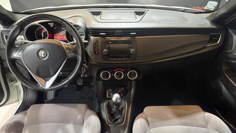 OCCASION - ALFA ROMEO GIULIETTA 2.0 JTDM - 150 CH - Distinctive - GARANTIE 6 MOIS - SECTEUR 83